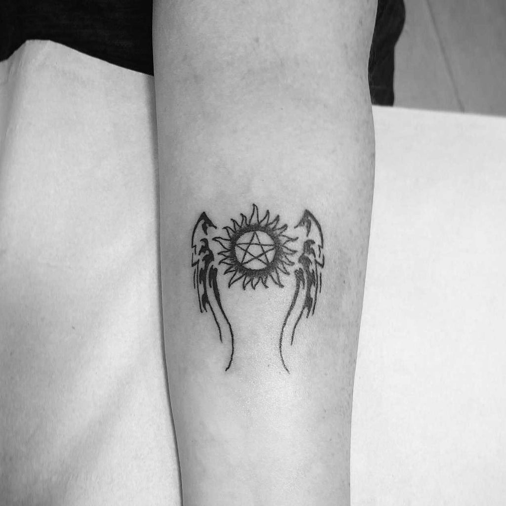 34 Best Supernatural Tattoo Ideas For Supernatural Fans - The XO Factor |  Tatuaje sobrenatural, Tatuajes pequeños, Tatuajes fandom